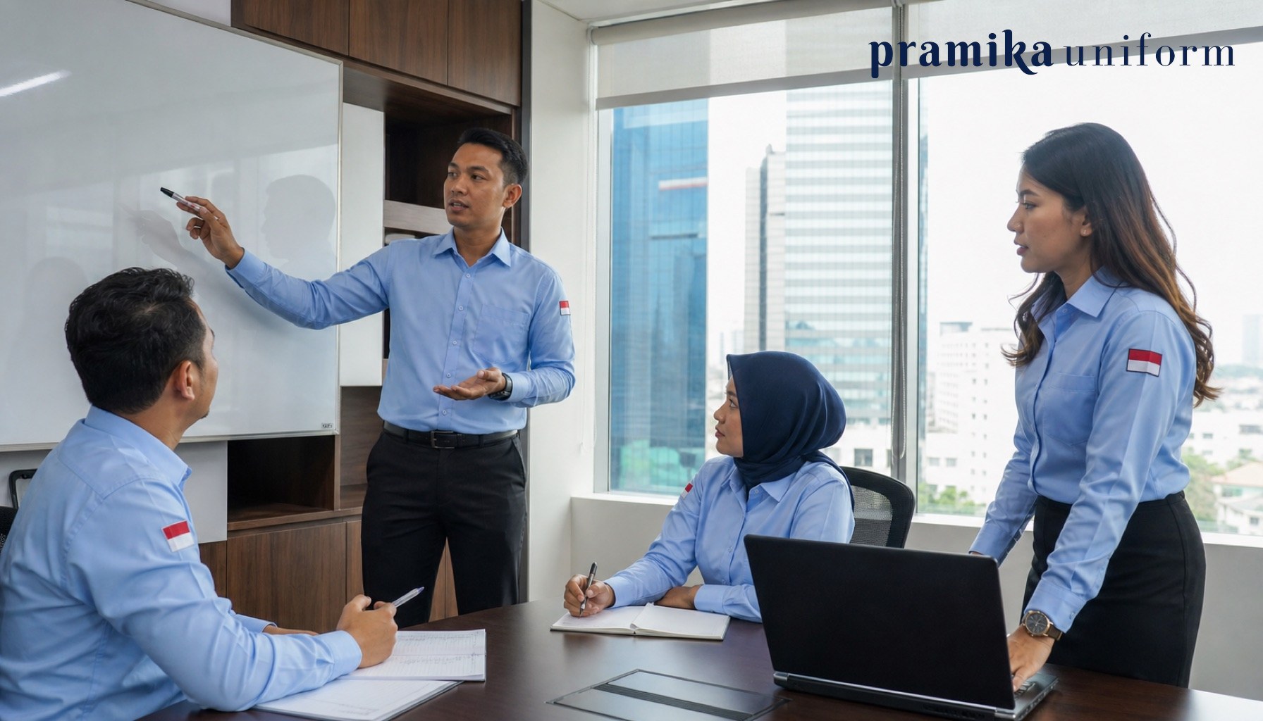 Tim kantor memakai seragam kantor wanita dan pria berwarna biru muda