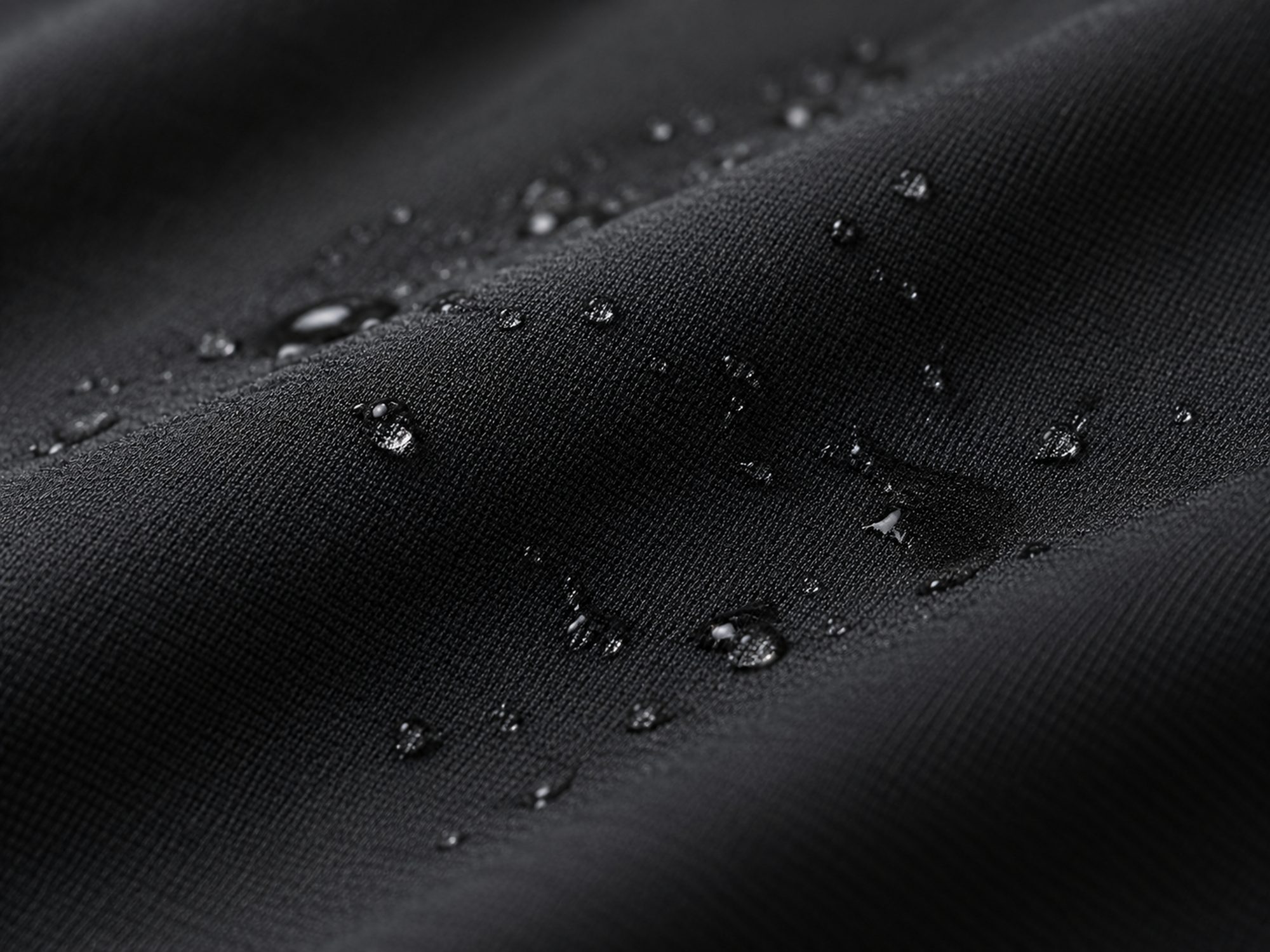 Butiran air di permukaan kain polo ice silk warna hitam