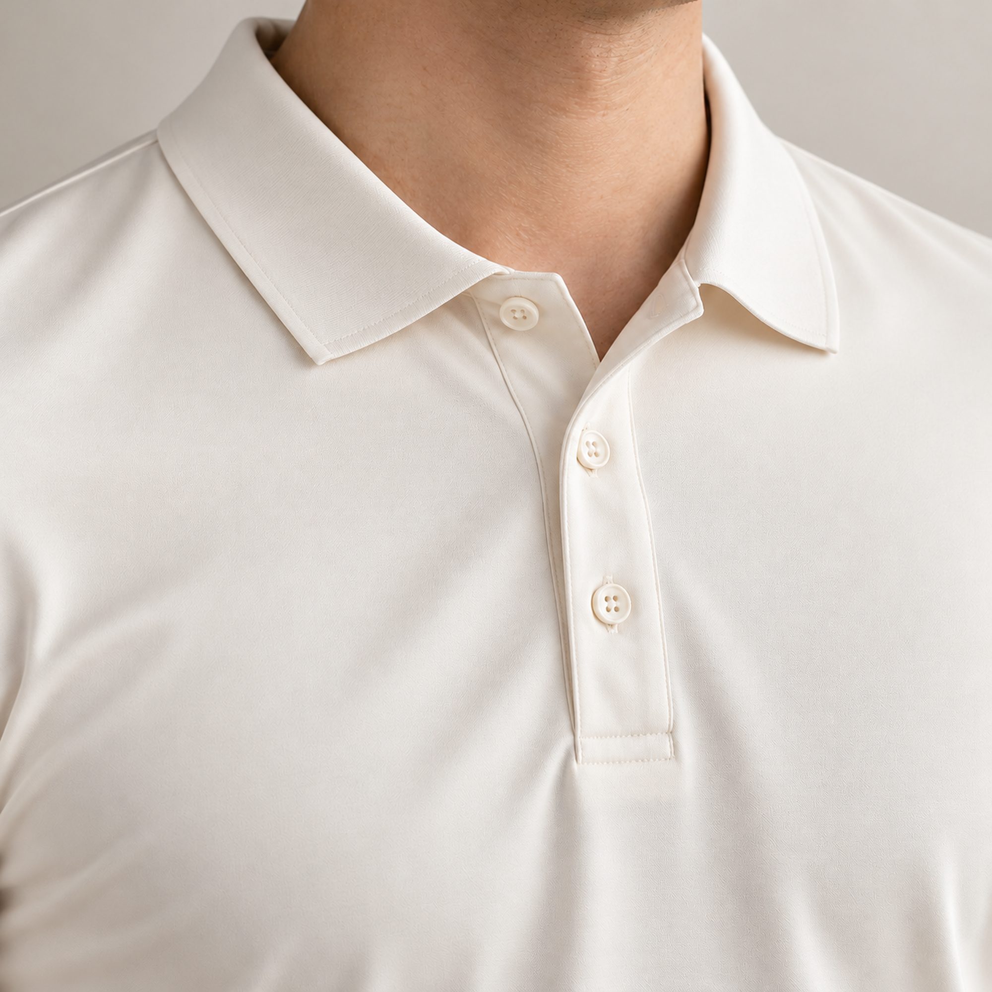 Detail kerah polo ice silk cream dengan tiga kancing senada