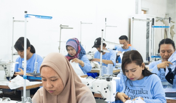 Banner artikel Pramika Uniform: Proses Produksi Garment: Dari Desain hingga Pemasaran